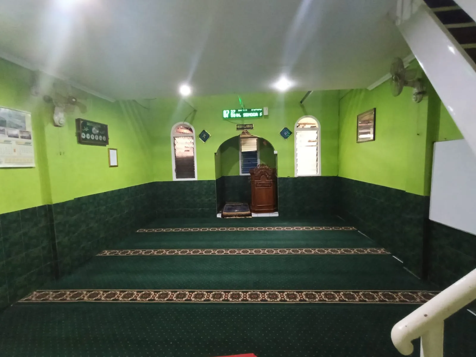 Ruang Ibadah Utama Masjid AT-TAQWA Bandung