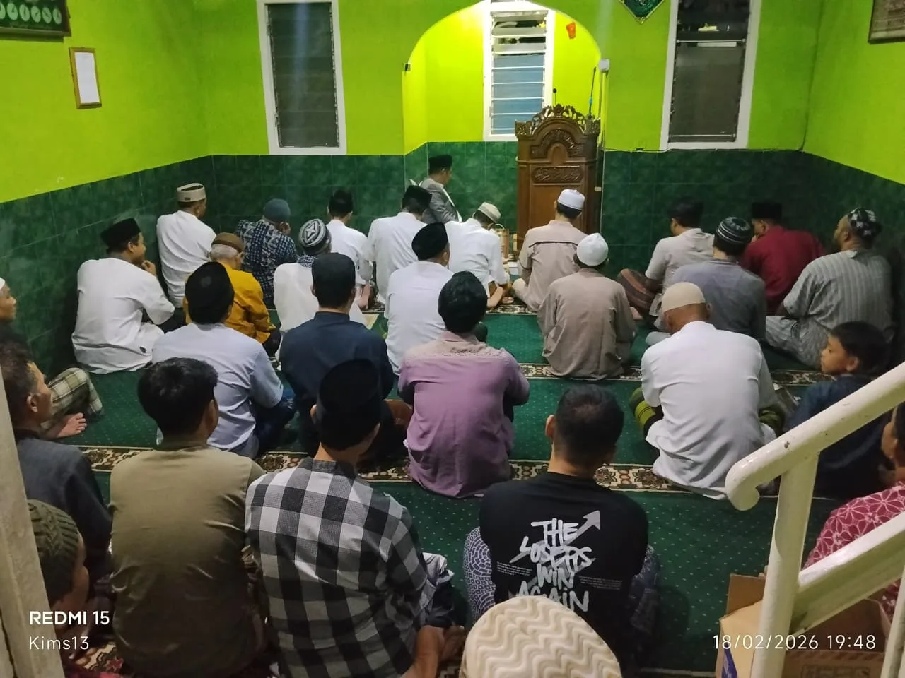 Sholat Berjamaah Warga
